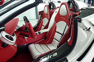 Mercedes SLR Autositze nach Kundenwunsch in komplett neuem Design: (Sitz und Rckenflche neu unterteilt) Perlmut-farbige Innenteile mit Krokodilgeprgtem Leder bezogen, aussen in hochwertigem roten Leder. Seitlich mit weissen Keder. Unterhalb des Kopfteiles mit weisser Stickerei