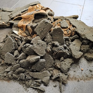 Hier ein Bild der alten D�mmschicht, oder was davon noch �brig blieb.