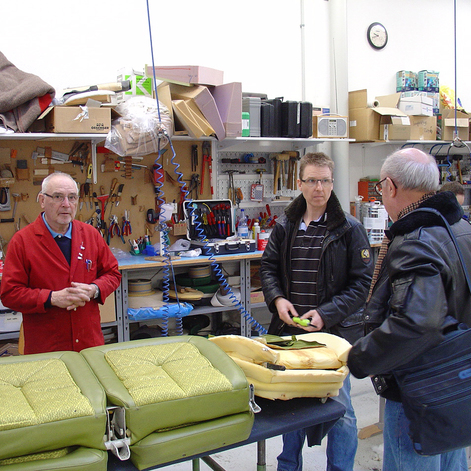 Zuallererst besprechen wir die Kundenw�nsche bei uns im Atelier in Hunzenschwil.  Hier k�nnen verschiedene Materialien gepr�ft und ausgesucht werden. Zudem ist ein Probesitzen mit verschiedenen Polsterungen m�glich, um den optimalen Sitzkomfort zu ermitteln.