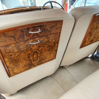 Die R�ckseiten der Vordersitze mit den restaurierten Holzverkleidungen und dem neuen Lederbezug passen perfekt zu den neuen T�rverkleidungen und bringen die urspr�ngliche Eleganz zur�ck.