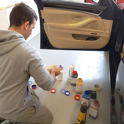 Hierf�r wird der passende Farbton f�r die Reparatur gemischt.