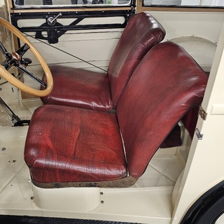 Auf dem Bild sehen Sie den Originalzustand der Oldtimer-Sitze mit deutlich gealtertem Bezug und nachlassender Polsterung. Solche Ausgangslagen bilden die Basis f�r eine sorgf�ltige und detailgetreue Erneuerung.