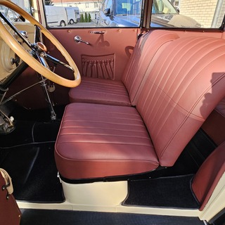 Auf dem Bild sehen Sie die neu bezogenen Oldtimer-Sitze im eingebauten Zustand. Klare Linien, hochwertige Materialien und eine saubere Verarbeitung sorgen f�r ein stimmiges Gesamtbild und angenehmen Sitzkomfort.