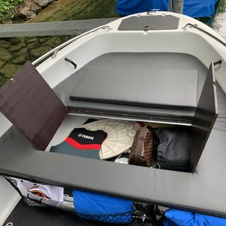 Bei diesem Beispiel wird die Stauraumklappe durch ein passgenaues Kissen unsichtbar versenkt, sodass eine grosse Liegewiese entsteht.