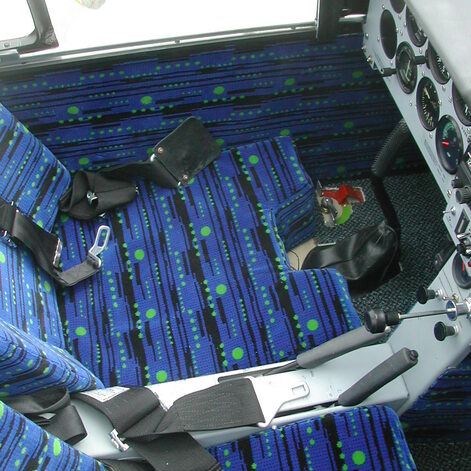 Das Cockpit vor der Erneuerung. Der Sitzkomfort l�sst aufgrund der UV Strahlung mittlerweile zu W�nschen �brig. Das Design entspricht nicht mehr den Vorstellungen des Besitzers.
