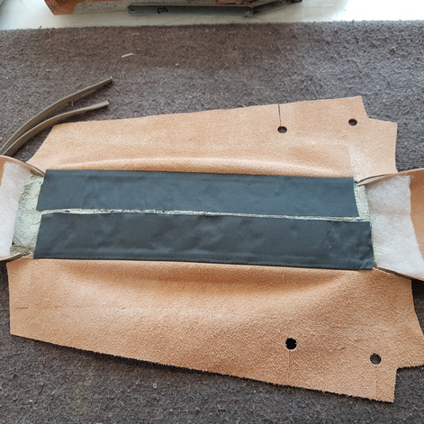 Die neue Lederverkleidung ist bereits zugeschnitten und wird passgenau um den Originalkern gelegt � bereit f�r das Verkleben und Vern�hen.