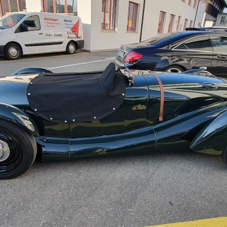Massgefertigte Persenning f�r einen L�a-Francis Roadster � eine ruhige, stimmige L�sung, die sich wie selbstverst�ndlich ins Fahrzeug einf�gt und den Innenraum zuverl�ssig sch�tzt.
