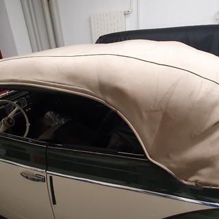 Dieses Cabrioverdeck von einem VW-K�fer ist leider nicht mehr sinnvoll zu retten.