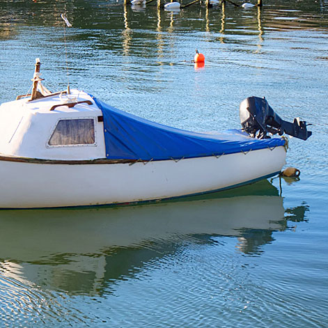 Diese auf Mass hergestellte Blache sch�tzt Ihr Boot vor Wind und Wetter, w�hrend es im Hafen liegt.