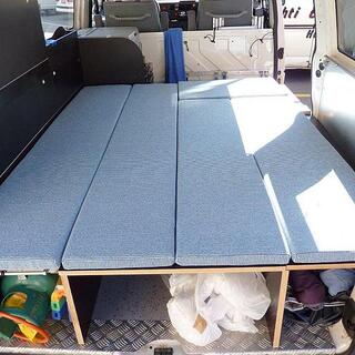 Umbau Transporter R�cksitze in Liegefl�che.