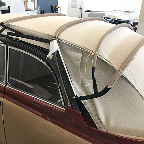 Hier entsteht ein neues Verdeck f�r einen VW-K�fer-Oldtimer.