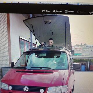 Reparatur an der Blache eines Wohnmobils.