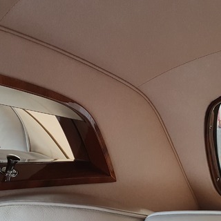 Feine Details des restaurierten Interieurs mit Leder, Holz und pr�zise verarbeitetem Dachhimmel. Die sorgf�ltige Ausf�hrung bringt die zeitlose Eleganz des Rolls-Royce Silver Cloud besonders zur Geltung.