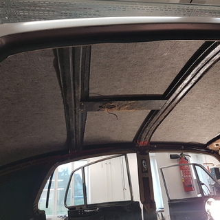 Die Dachstruktur des Rolls-Royce Silver Cloud mit neu eingebauter D�mmung vor der Montage des Dachhimmels. Die zus�tzliche Isolierung verbessert den Fahrkomfort und reduziert Ger�usche im Innenraum markant.