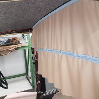 Einbau des neu angefertigten Dachhimmels im Rolls-Royce Silver Cloud. Das Material wird sorgf�ltig ausgerichtet und gespannt, damit die typische ruhige Linienf�hrung des Interieurs erhalten bleibt.