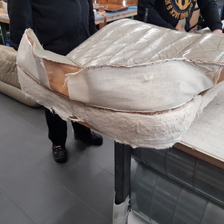 Ein ausgebautes Sitzpolster des Rolls-Royce Silver Cloud. Das Gestell und die Polsterung bilden die Grundlage f�r den sp�teren Neubezug mit hochwertigem Leder.