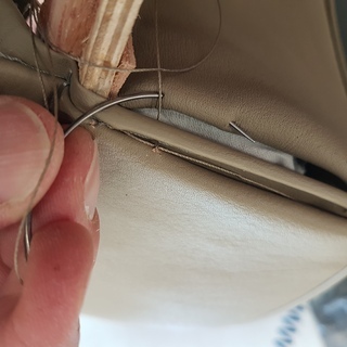 Feine Sattlerarbeit beim Vern�hen der Lederbez�ge. Die N�hte werden sorgf�ltig von Hand angepasst, damit Passform und Optik der klassischen Sitzform erhalten bleiben.