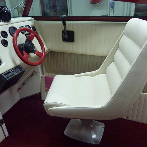 Cockpit und Sessel f�r Motorboot neu bezogen: Ein  wetterfester Hingucker!
