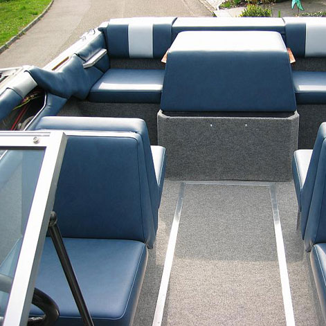 Neues Interieur im Motorboot. Hier wurden die Polsterung und die Bez�ge erneuert, sowie Schadstellen repariert.