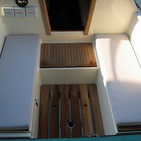 Neu hergestellte Sitzkissen f�r ein Segelboot. Dank speziellen Outdoormaterialien sind die Polsterung und  die Bez�ge absolut wetterfest und UV-best�ndig.