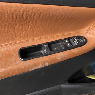 T�rverkleidung mit sichtbaren Schimmelspuren � Befall auch an schwer zug�nglichen Bereichen.