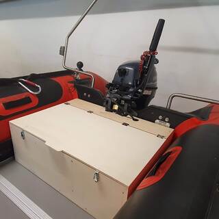 Diese handgefertigte Materialkiste in einem Schlauchboot ist praktisch, aber weder wetterfest noch bequem.