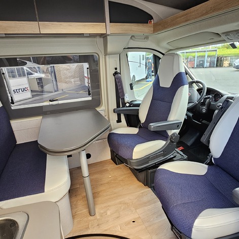Sitze in CamperVan nachher: Optisch sind nun alle Sitzgelegenheiten auf einander abgestimmt und dank der neuen Polsterung auch wieder bequem.