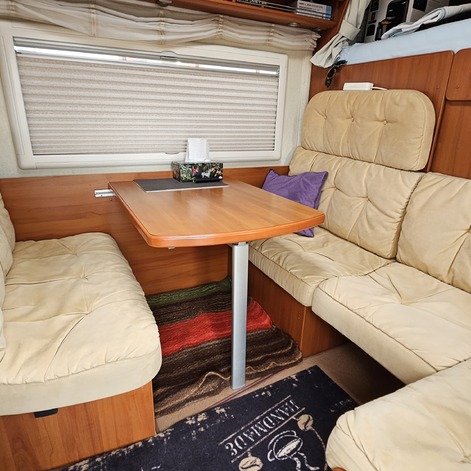 Sitzecke in Wohnmobil vor unserer Arbeit.