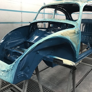 Hier wird die Karosserie komplett neu lackiert und sauber aufgebaut.