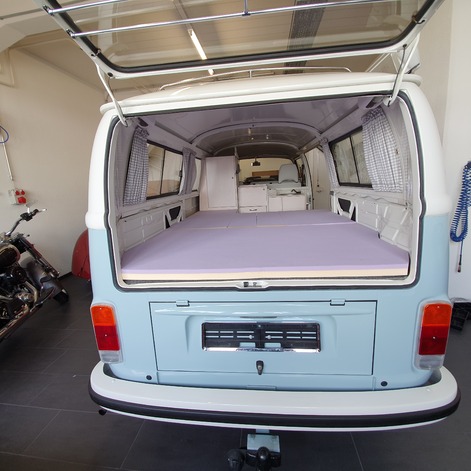 Die fertige Matratze f�r Liegewiese im VW Bus von hinten gesehen.
