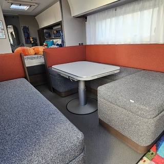Die gleiche Sitzgruppe mit den neuen R�ckenpolstern bringt mit dem Farbakzent einen modernen Look in den Wohnraum.