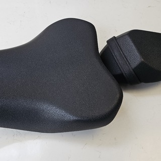 Originalsattel der Z900 � funktional und serienm�ssig, jedoch ohne individuelle Gestaltung oder besondere Materialwirkung.