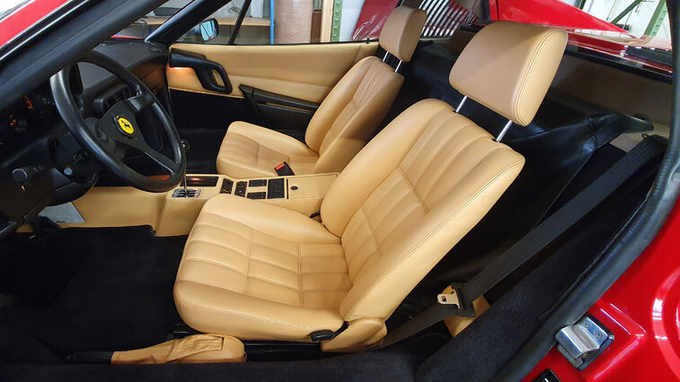 Neu aufgebautes Ferrari-Interieur mit fein verarbeiteten Ledersitzen. Handwerkliche Pr�zision und hochwertige Materialien bringen die sportliche Eleganz des Fahrzeugs wieder zur Geltung.
