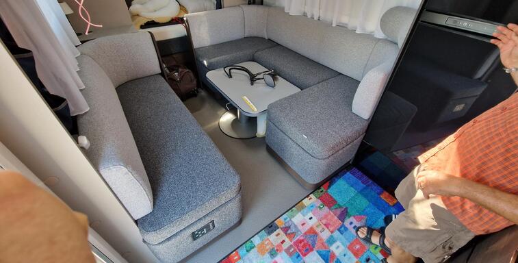 Sitzgruppe im Wohnmobil mit den alten R�ckenpolster