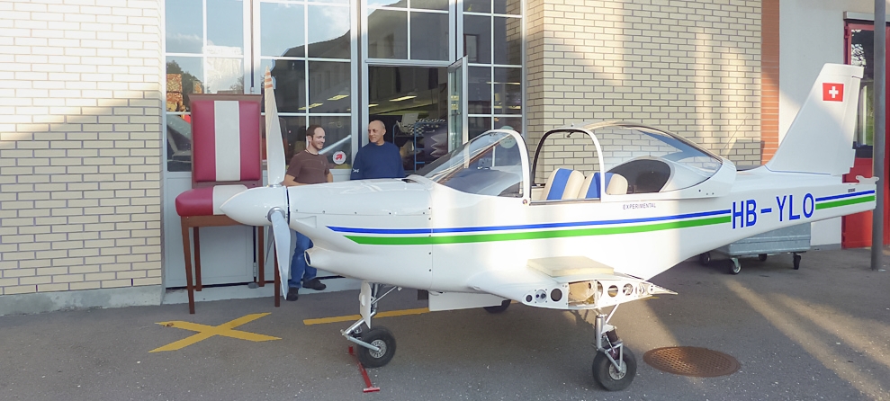 Letzte Erl�uterungen bei der �bergabe des fertigen Flugzeugs.