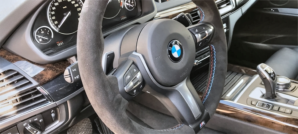 Sportliche Ledereinfassung mit den BMW-Nahtfarben