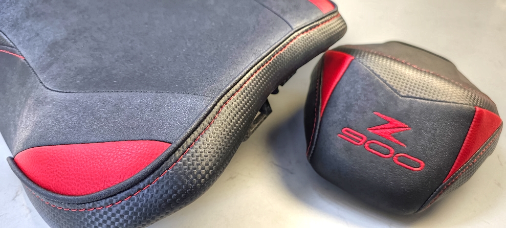 Handwerk mit Stickerei: Sattelkombination f�r Motorrad.