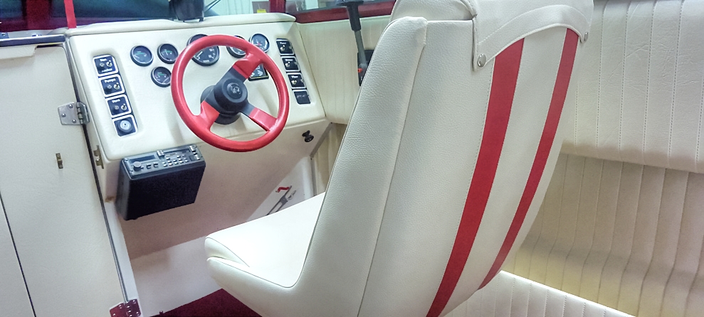 Sportlich, edel: Neu bezogener Sitz f�r ein Motorboot.