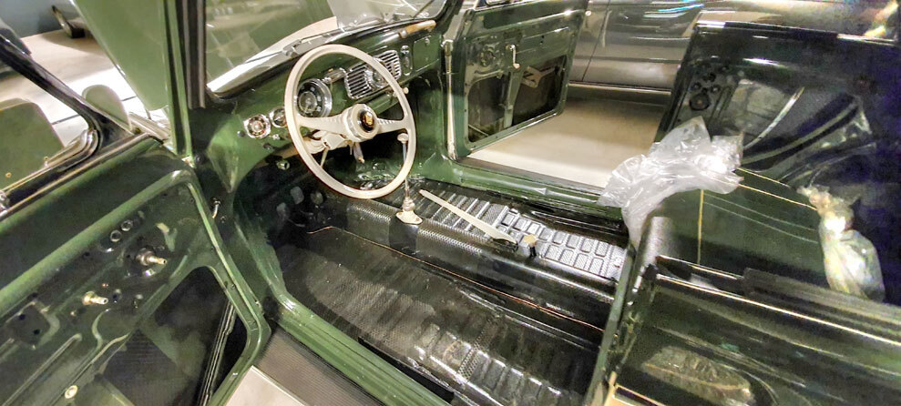 Fussbereich eines VW-K�fers vor dem Verlegen eines massgeschneiderten Fussteppichs.
