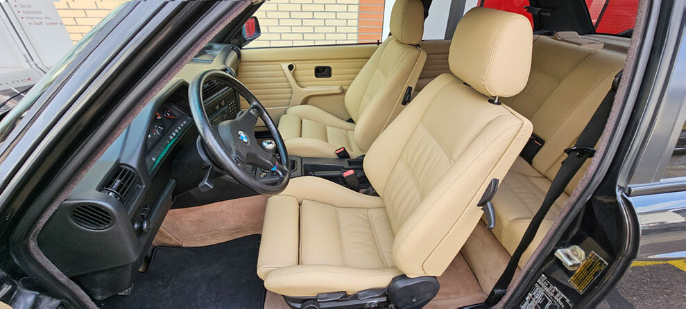 Oldtimer-Sitze neu bezogen in feinem Leder � dezente Farbwahl, exakte Passform und ein Innenraum, der wieder Ruhe und Wertigkeit ausstrahlt.
