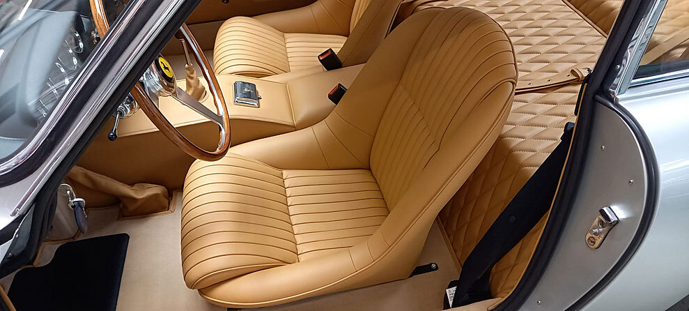 Detailgetreuer Neubezug klassischer Oldtimer-Sitze � feine L�ngsn�hte, hochwertige Materialien und handwerkliche Pr�zision bis ins kleinste Detail.