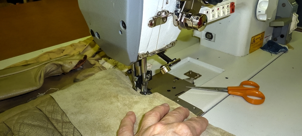 Handwerk im Detail: Besch�digte Stellen werden fachgerecht bearbeitet und stabilisiert � Schritt f�r Schritt in pr�ziser Handarbeit.