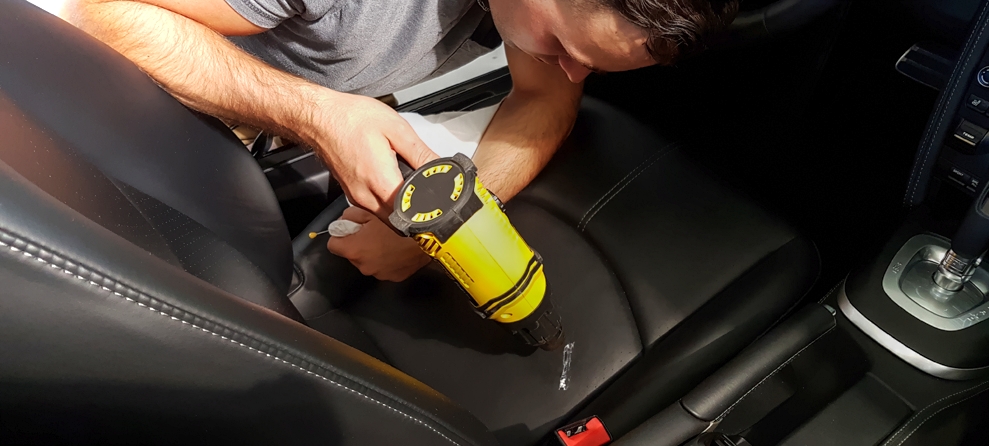 So lassen sich kleine Schadstellen im Autointerieur ...