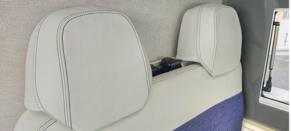Sch�nes Detail: Doppelnaht passend zum Leder und Stoff  